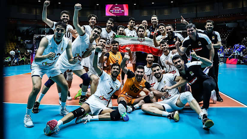 Shahdab players celebrate their victory over Sada Cruzeiro