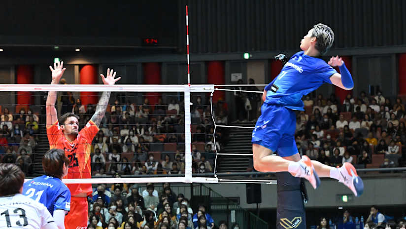 High-flying Yuji Nishida in attack against the block of TJ DeFalco