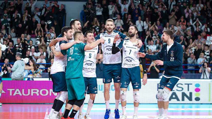 Projekt’s Bartlomiej Boladz and his teammates celebrate amazing comeback against Jastrzebski (photo: Adam Starszynski / plusliga.pl)