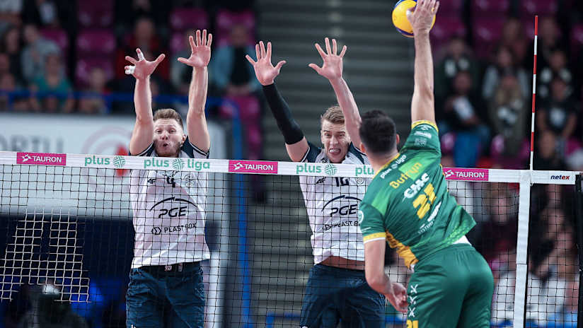 Aluron’s Karol Butryn spikes against the block of Projekt’s Jakub Kochanowski and Artur Szalpuk (photo: Piotr Iwanczyk / plusliga.pl)