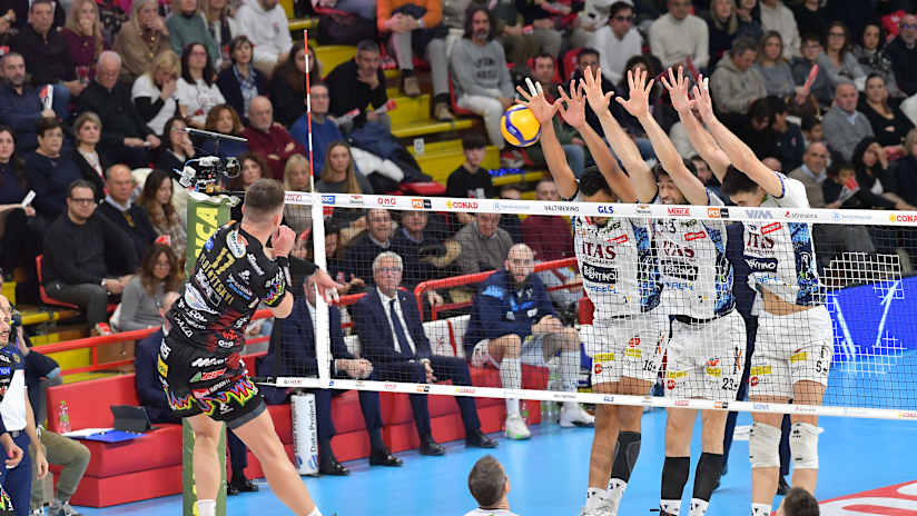 Sir’s Oleh Plotnytskyi against a three-man Trentino block (source: legavolley.it)