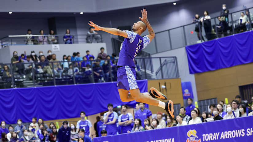 Toray Arrows’ Brazilian opposite Alan Souza on the serve