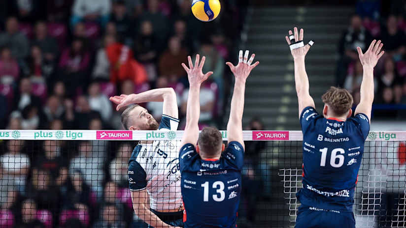 Projekt’s Bartlomiej Boladz in attack against ZAKSA (photo: Adam Starszynski / plusliga.pl)