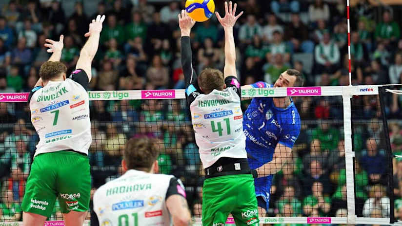 Norwid’s Bartlomiej Lipinski trying to overcome Indykpol’s block (photo: Artur Kijewski / plusliga.pl)