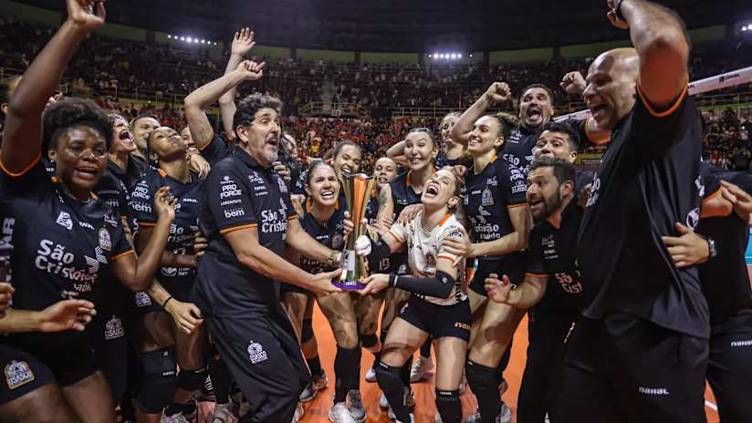 Jogadoras e comissão técnica do Osasco comemoram com o troféu