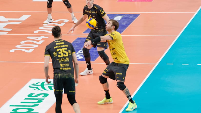 Thales faz o levantamento durante jogo da série decisiva