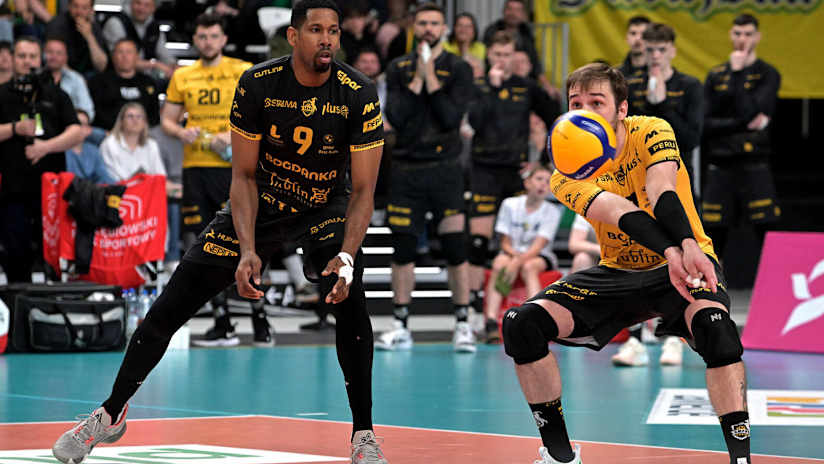 Thales faz o passe durante a partida de quarta