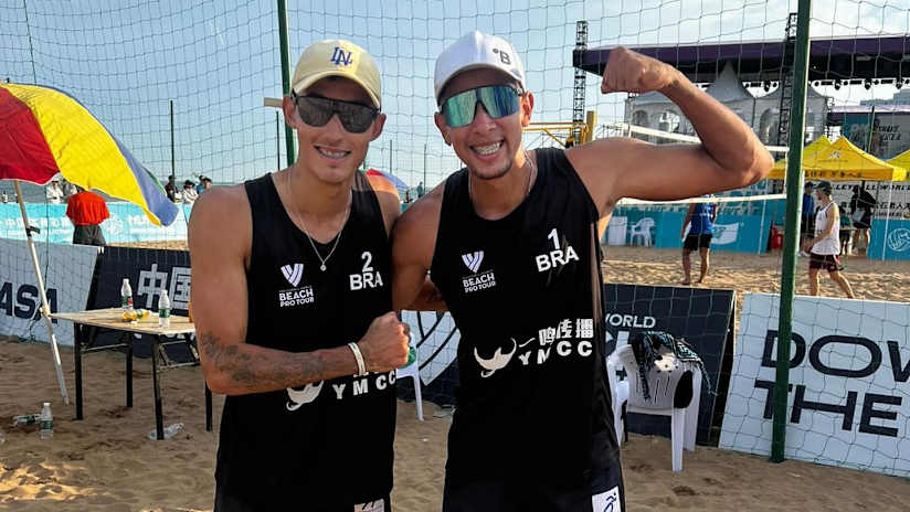 Brazil's Manaus & Vilso celebrate in Qingdao (source: Vôlei Brasil)