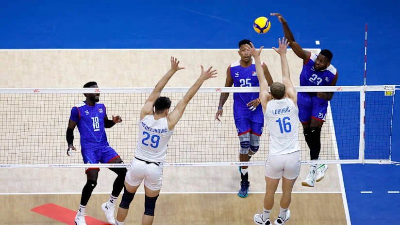 Marlon Yant attacking against Serbian blockers