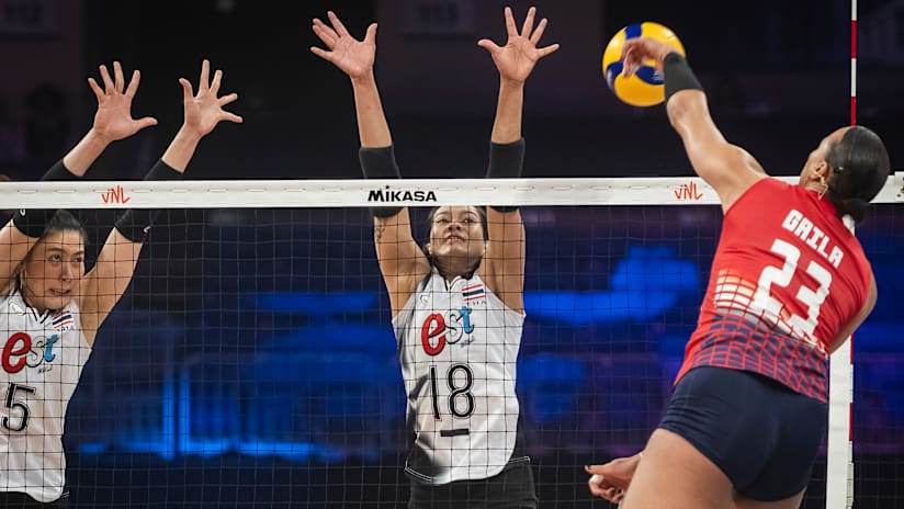 Thai captain Ajcharaporn Kongyot tries to stop Dominican opposite Gaila Gonzalez
