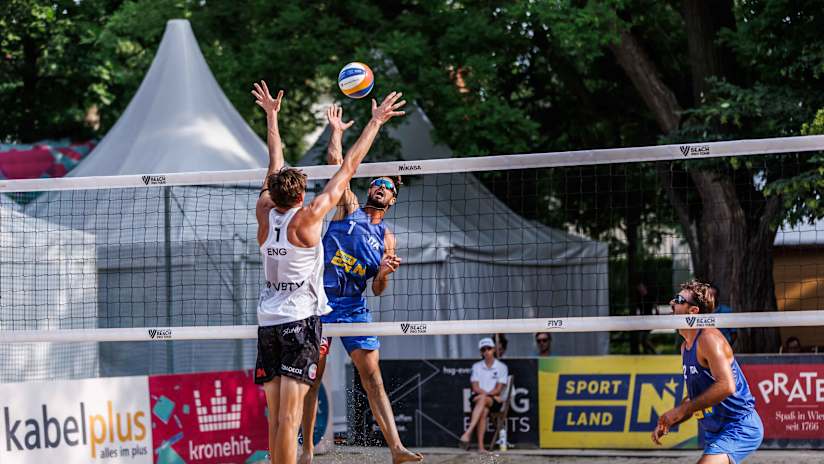 Alex Ranghieri and Manuel Alfieri playing beach volleyball