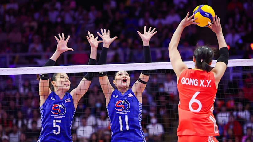 Thai players Thatdao Nuekjang and Sasipaporn Janthawisut blocking Chinese captain Gong Xiangyu