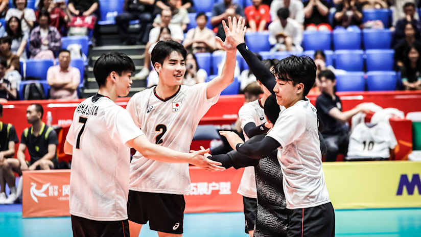 Takuma Kawano with teammates