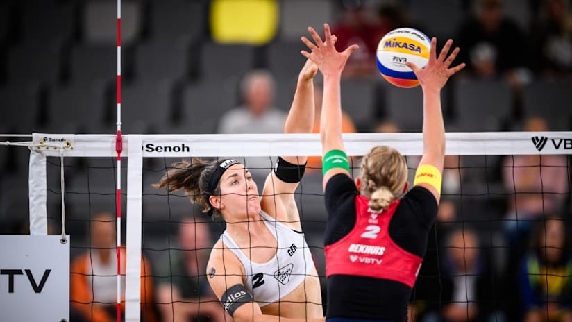 Anna-Lena Grüne swings against the block of Dutch Wies Bekhuis