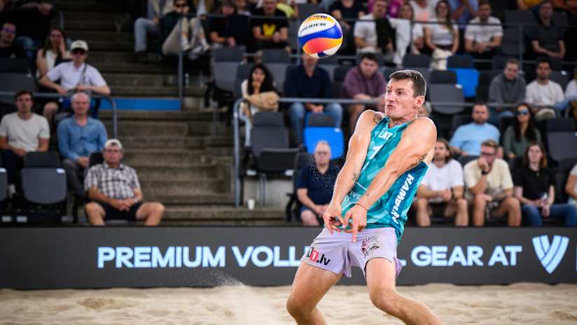 Martins Plavins making a key dig during the quarterfinals match in Hamburg against Ehlers/Wickler.
