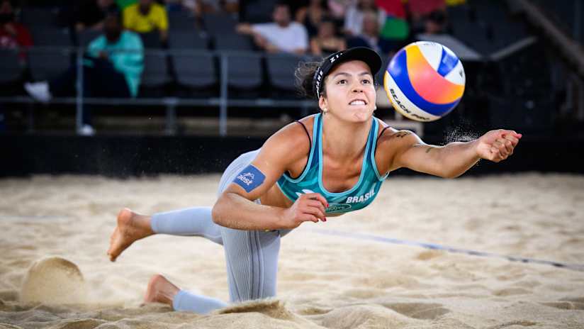 Victoria makes a one-handed dig during the all-Brazilian quarterfinal against Carol and Rebecca