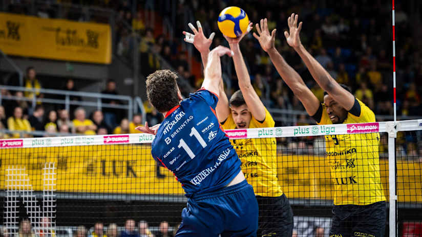 Lublin’s Aleks Grozdanov and Wilfredo Leon on the block against ZAKSA’s Kamil Rychlicki