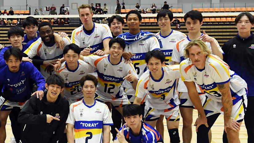 The players of Toray Arrows Shizuoka celebrate their second win of the season (source: @TORAY_ArrowsMEN)
