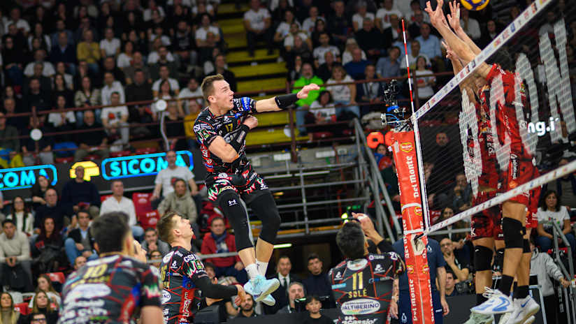 Sir’s Oleh Plotnytskyi in attack against Lube (source: legavolley.it)