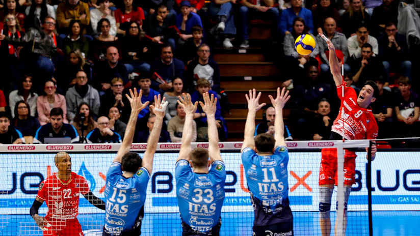 Ao vencer o Trentino no domingo, Gas Sales ficou na disputa pelo terceiro lugar (fonte: legavolley.it)