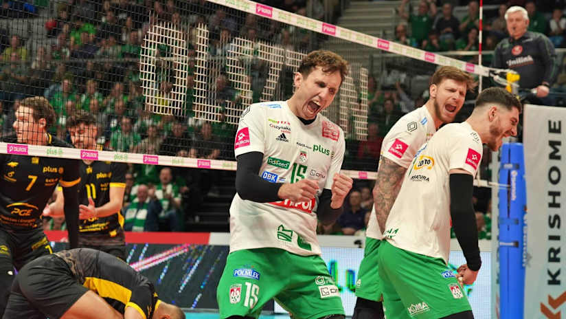 Pawel Halaba e seus companheiros de Indykpol comemoram contra o SKRA (foto: Artur Kijewski / plusliga.pl)