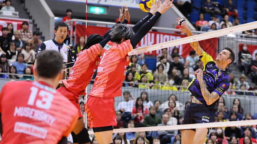 A estrela americana de Sakai, Matthew Anderson, tentando romper o bloqueio de Suntory