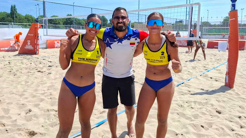 Venezuela’s Valeria Moreno & Mariana Chacin celebrate advancement to the U18 knockouts with coach Carlos Rivero