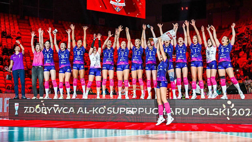 DevelopRes Rzeszow raise the Poland Super Cup trophy for the fourth time in the club’s history (source: tauronligakobiet.pl)