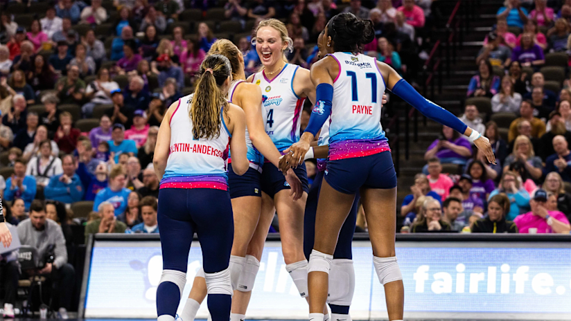 Ally Batenhorst celebrates with her Omaha Supernovas teammates (source: provolleyball.com)