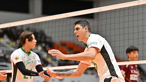 Roque faz 54 pontos em dois jogos e ajuda Hiroshima a subir no Japão