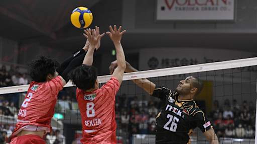 Lucarelli ajuda o Stings a bater o líder da Liga Japonesa