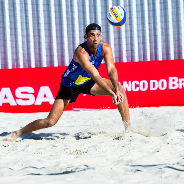 Crabbs come back and set up big Round of 12 duel in Itapema