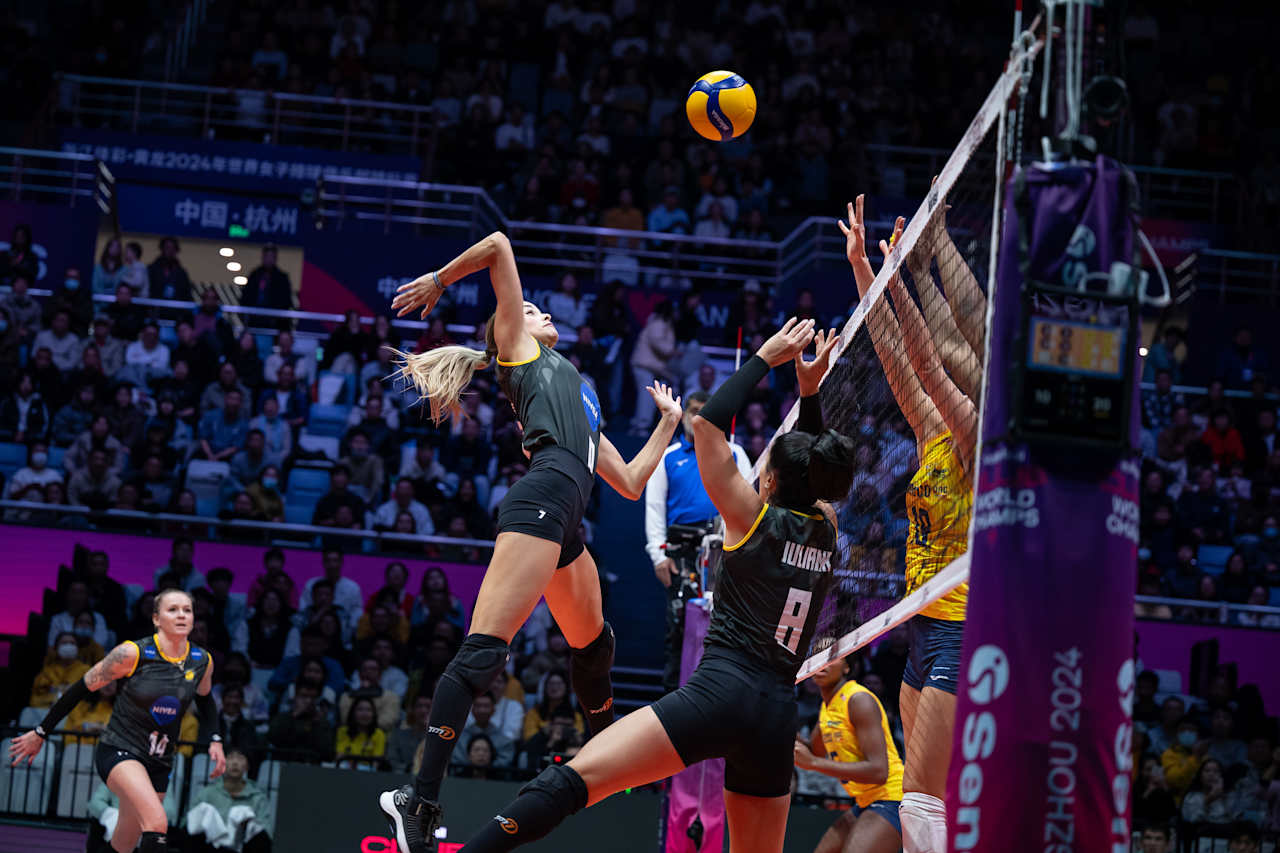 De preto, jogadora do Praia encara o bloqueio do Conegliano