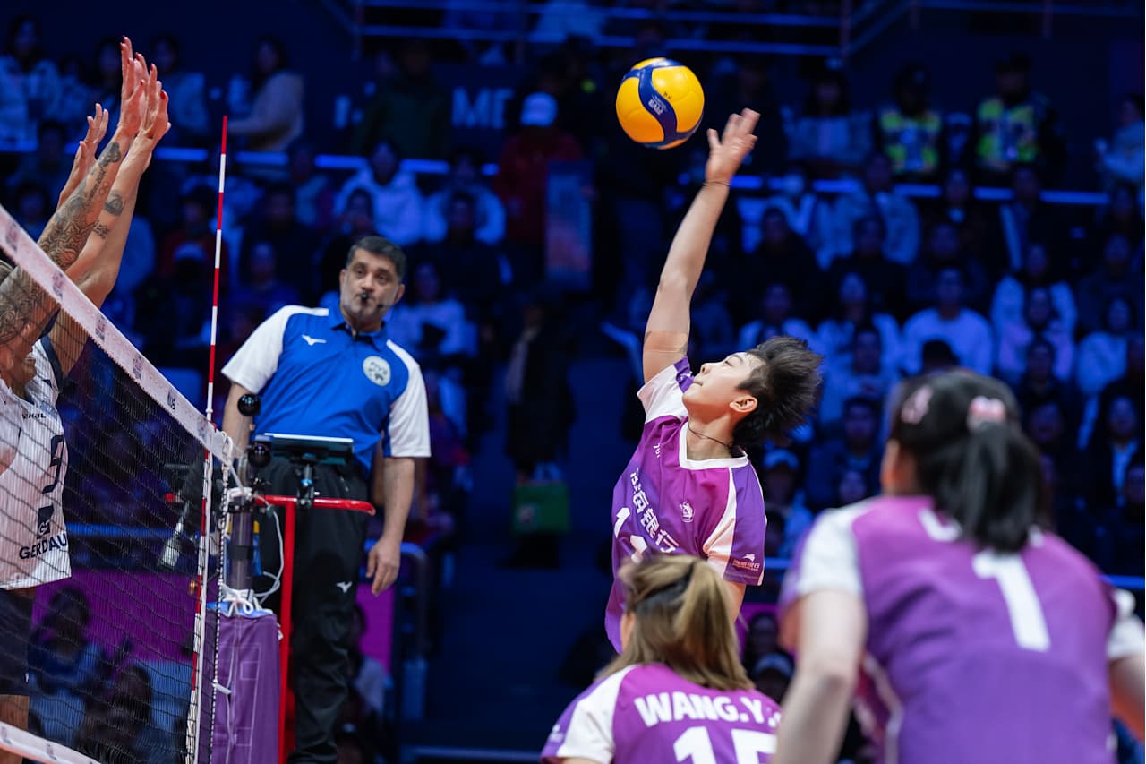 De roxo, jogadora do Tianjin enfrenta bloqueio do Minas