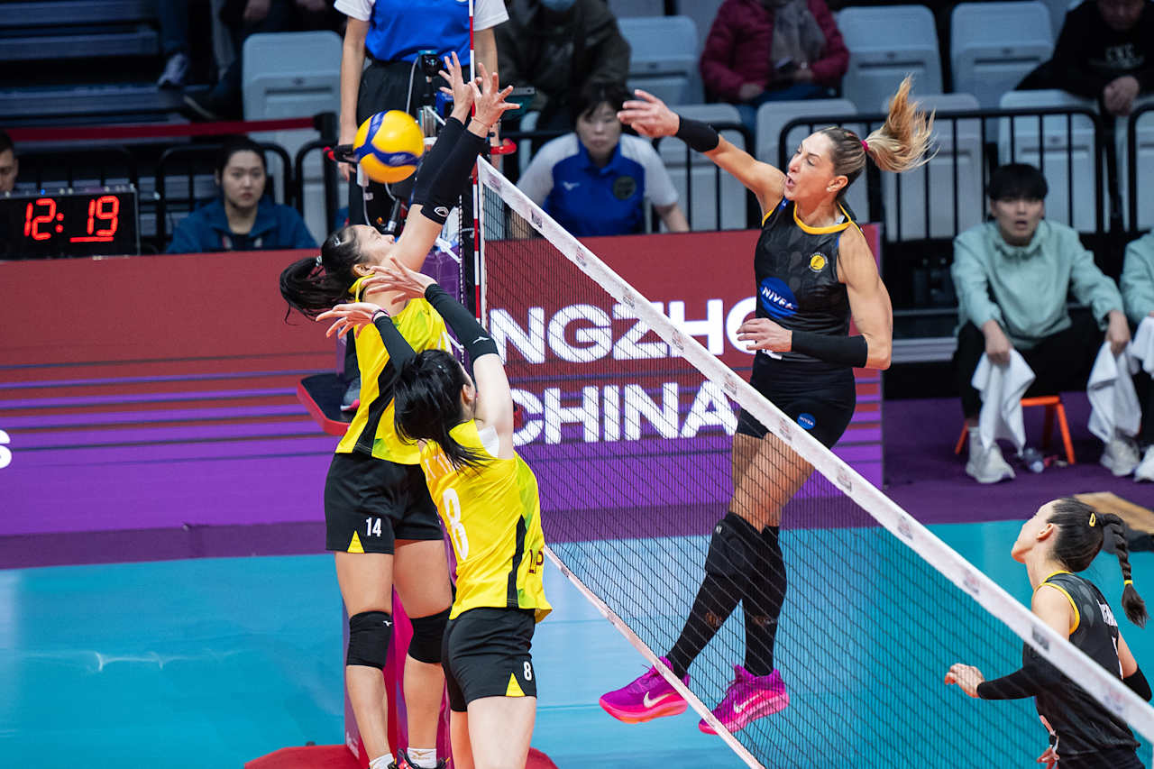 De preto, Carl Gattaz encara o bloqueio que está de amarelo.