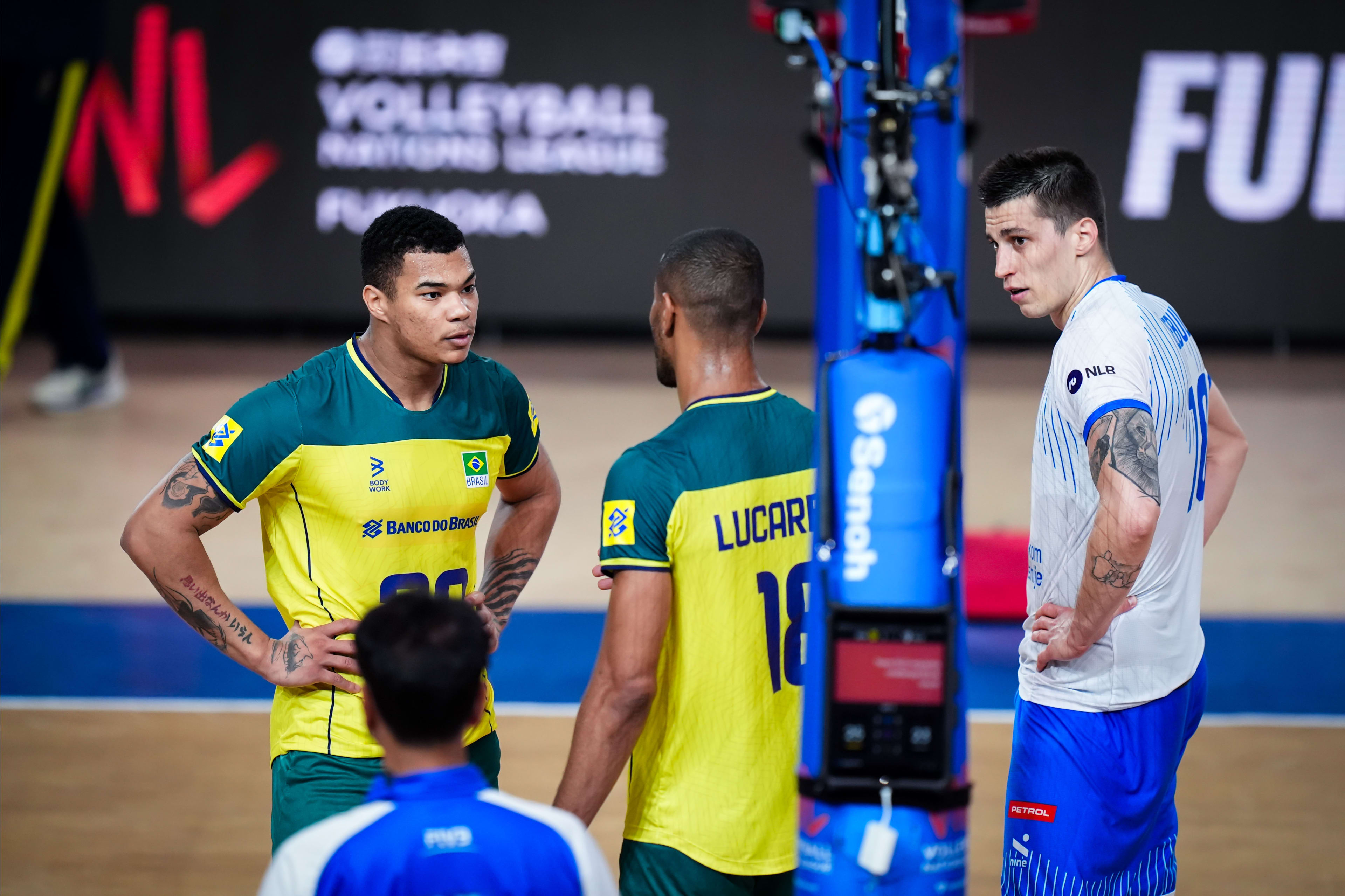 De amarelo, Darlan e Lucarelli conversam durante o jogo