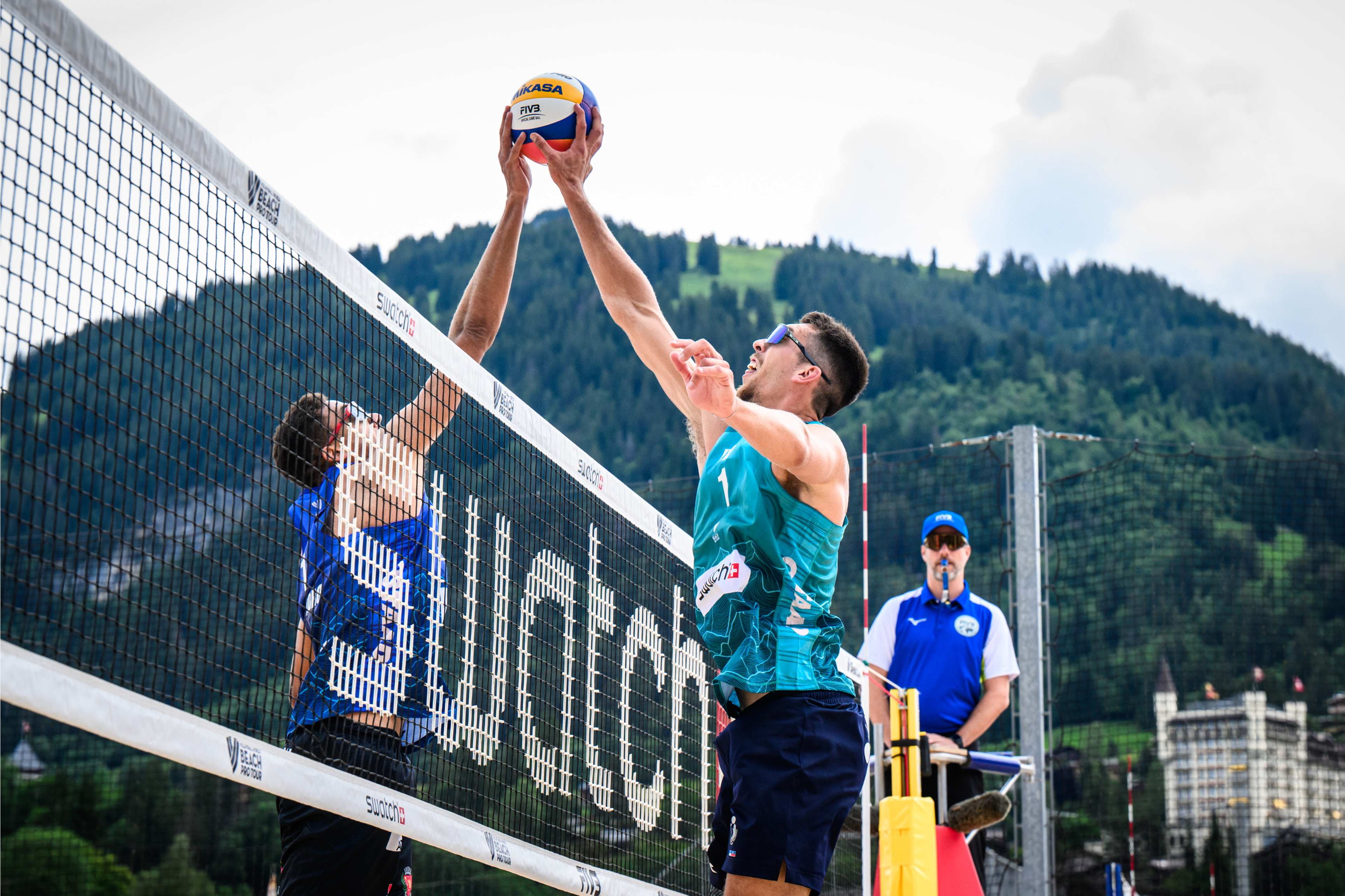 De verde aqua, jogador italiano bloqueia ataque de Pedro e Gabriel, que estão de azul. Apenas um deles está na foto