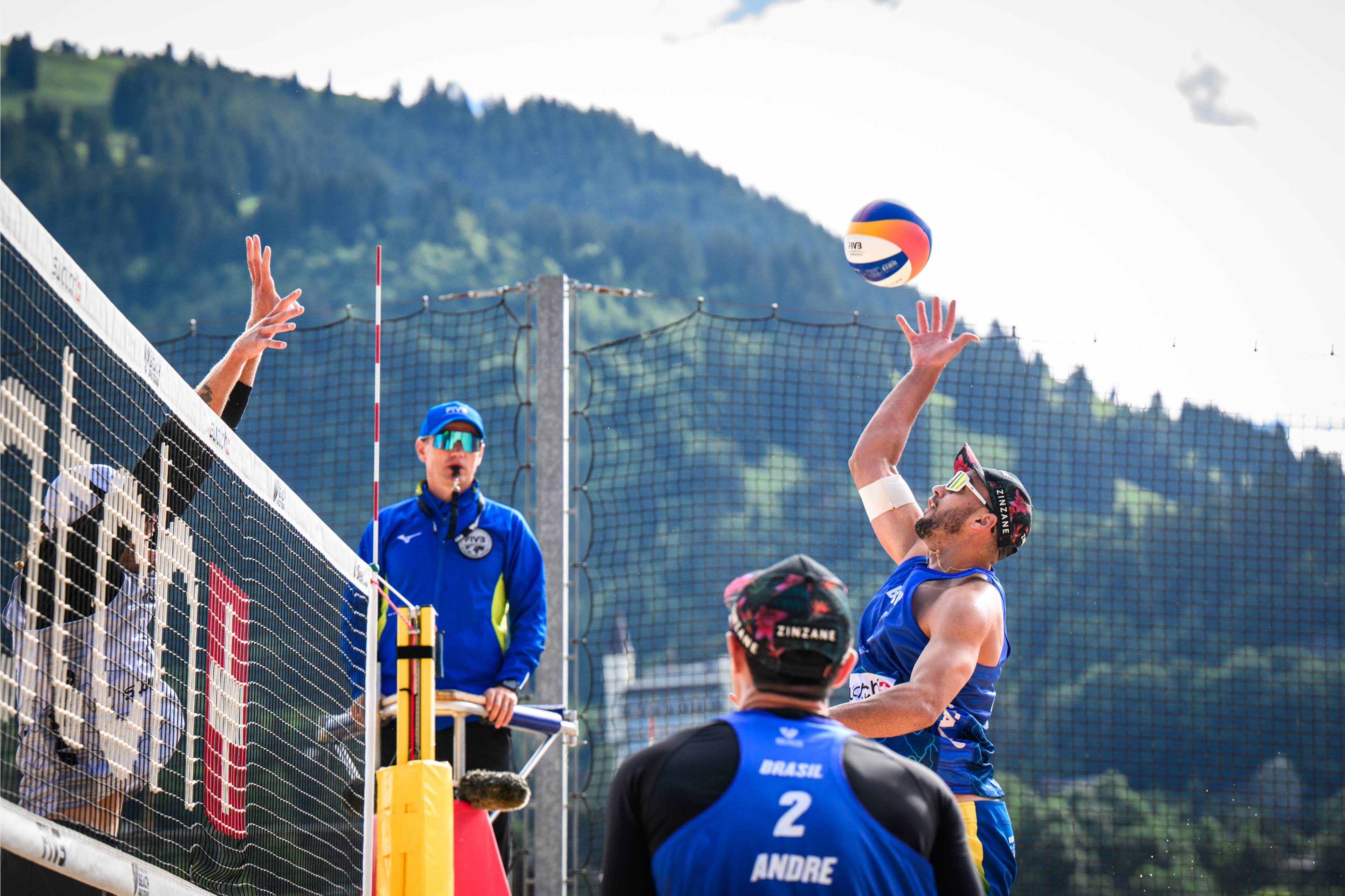 George pula de regata azul para atacar a bola perto da rede