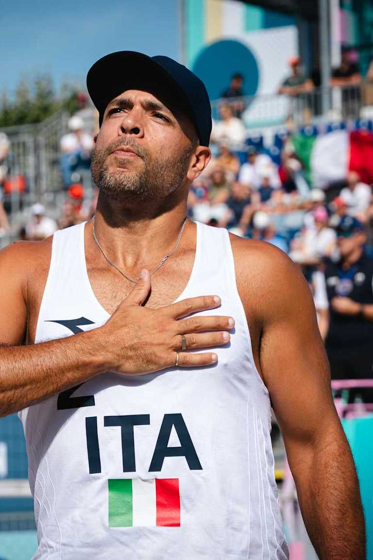 Adrian Carambula saluta il beach volley giocato