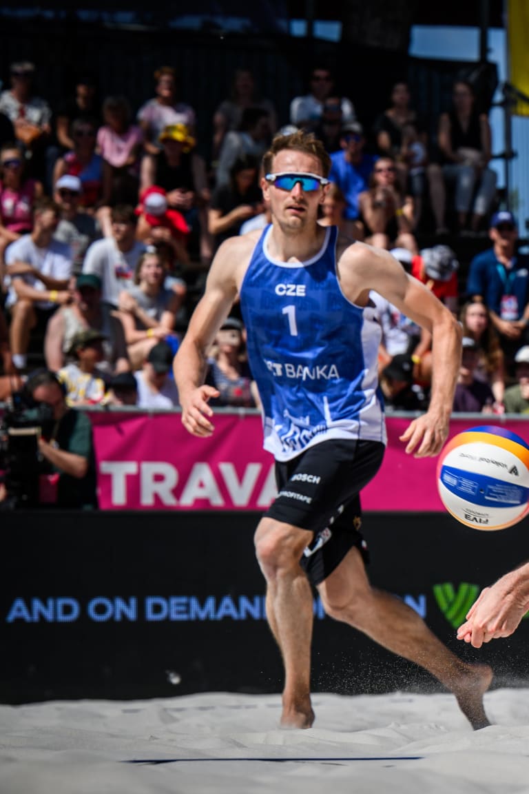 Home heroes Perusic & Schweiner start strong in Ostrava