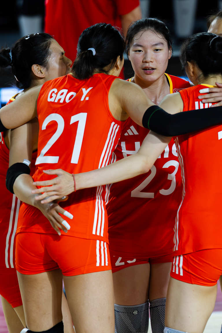 China raise their level and beat the Dominican Republic for first place