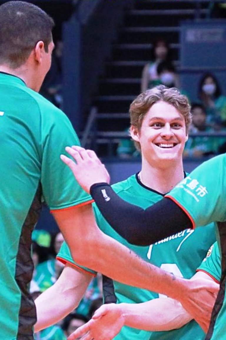 Hiroshima upset Nagoya in straight sets, Bluteon book playoff spot