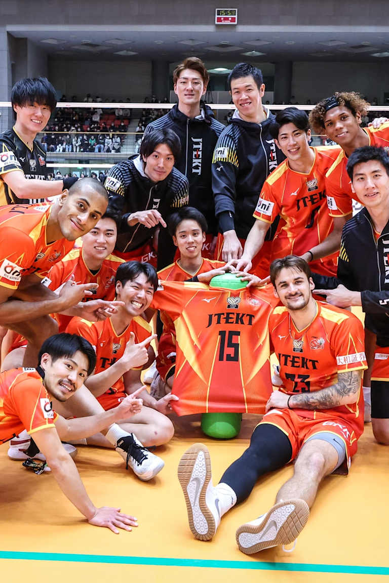 Lucarelli e Felipe Roque em igualdade no Japão