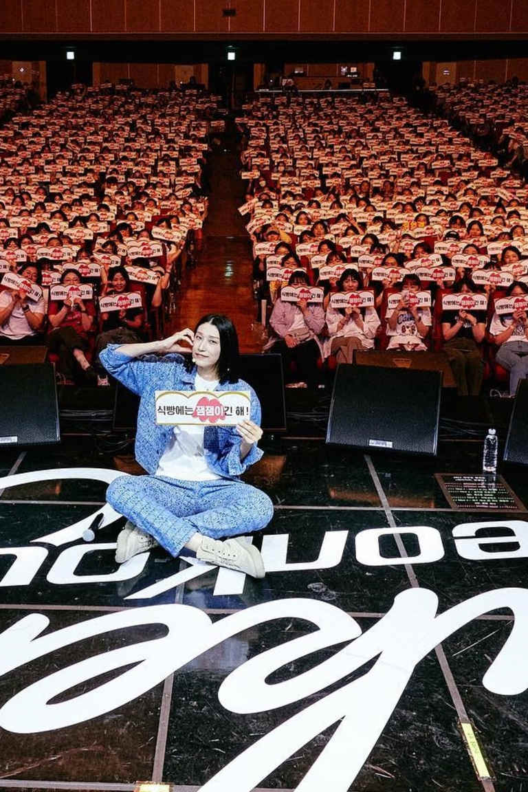 Kim Yeon Koung gives back love to fans