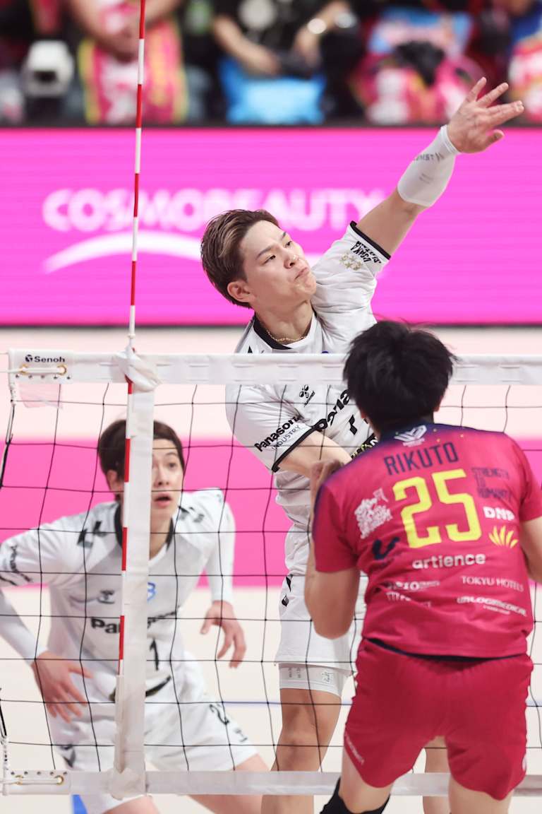 Osaka fight hard to extend winning streak