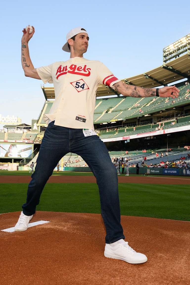 Matt Anderson throws out ceremonial first pitch in MLB game