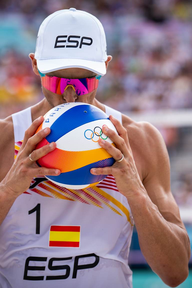 Spaniards advance to eighthfinals, six-time Olympian Herrera announces retirement