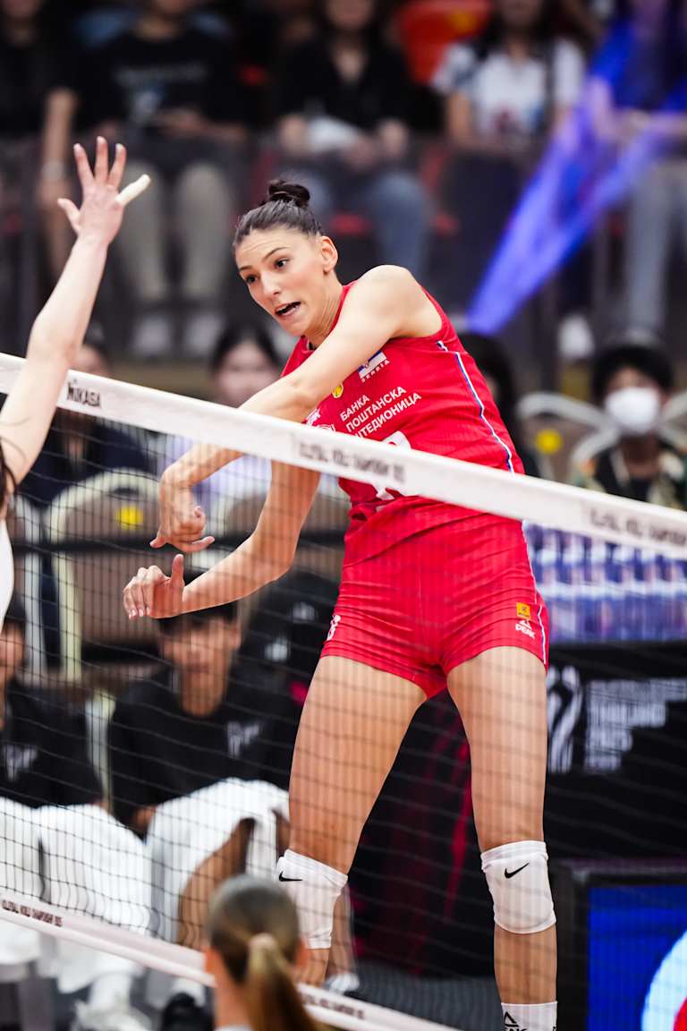 Serbia start title defense on the right foot