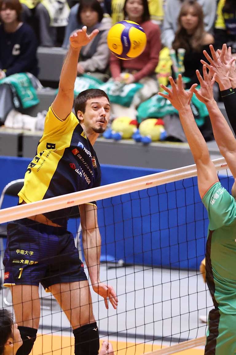 Hiroshima and Sakai split wins and keep race for the postseason open