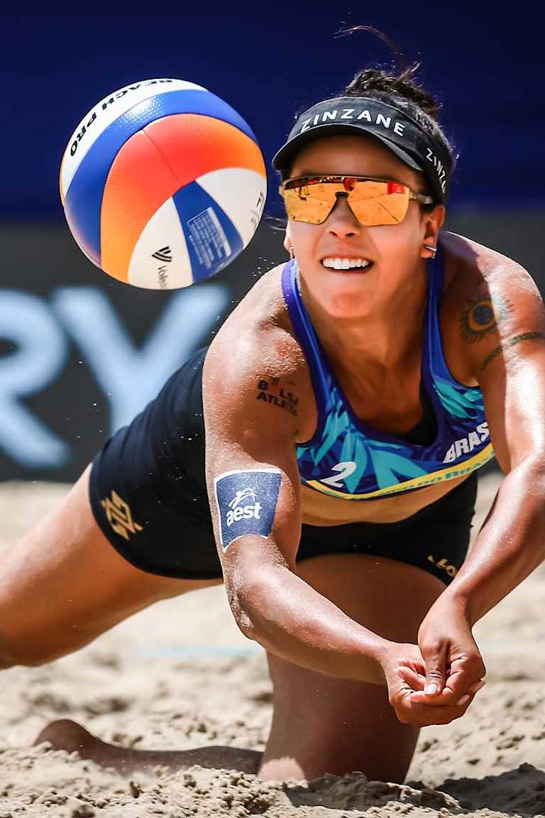 Adelaide 2025 center court action starts with three women’s matches